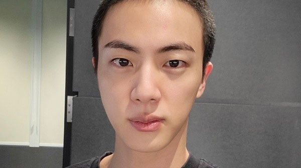Jin, integrante de la exitosa banda surcoreana BTS, que realizará el servicio militar obligatorio publicó una foto luciendo un nuevo corte de pelo. Foto: Weverse