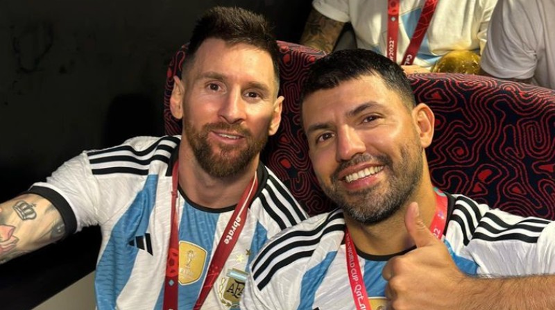 Lionel Messi y Kun Agüero posando para una foto horas después de que Argentina quede campeón del Mundial de Qatar 2022. Foto: Instagram