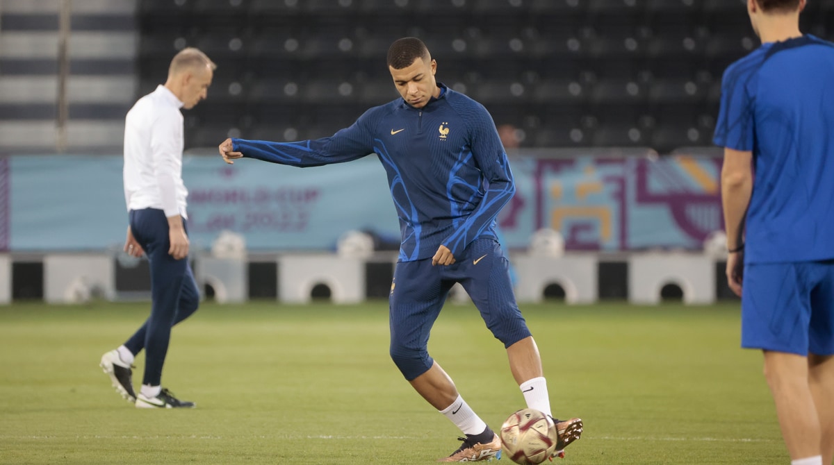 El delantero de Francia Kylian Mbappé participa en un entrenamiento del equipo este sábado en el Virtual Stadium de Doha, Catar. Francia y Argentina disputarán la final del Mundial este 18 de diciembre de 2022. Foto: EFE
