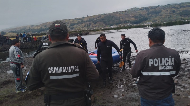 40 personas navegaban en un mismo yate que naufragó en la Laguna de Colta. Foto: Twitter @Sanchezmendieta