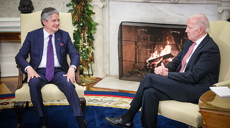El presidente estadounidense, Joe Biden (d), se reúne con el presidente ecuatoriano, Guillermo Lasso, en la Oficina Oval de la Casa Blanca en Washington, DC, EE. UU., 19 de diciembre de 2022. Foto: Flickr Presidencia Ecuador