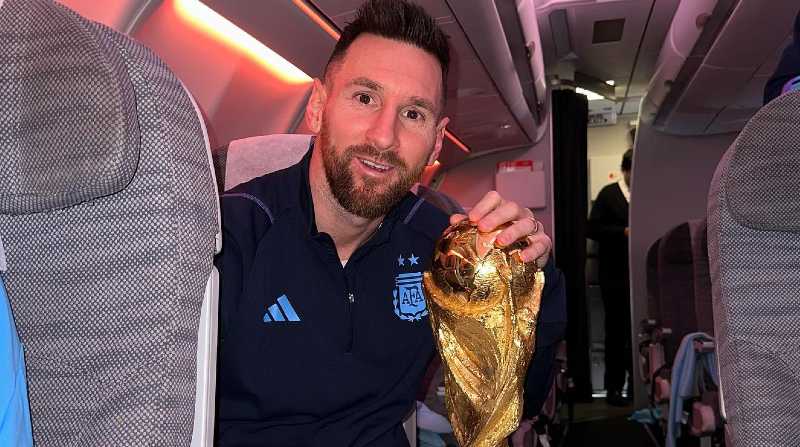 El futbolista Lionel Messi también posó ant las cámaras con su trofeo, mientras estaba en un asiento del avión. Foto: Cortesía Facebook Messi