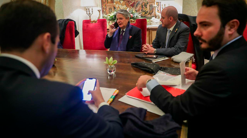 Guillermo Lasso durante la llamada con el Presidente de Costa Rica. A su lado el ministro de Producción, Julio José Prado. Foto: Twitter @pradojj