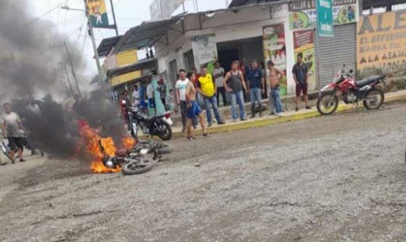 Los comuneros le prendieron fuego junto a una moto en la que andaba el sospechoso. Foto: El Diario