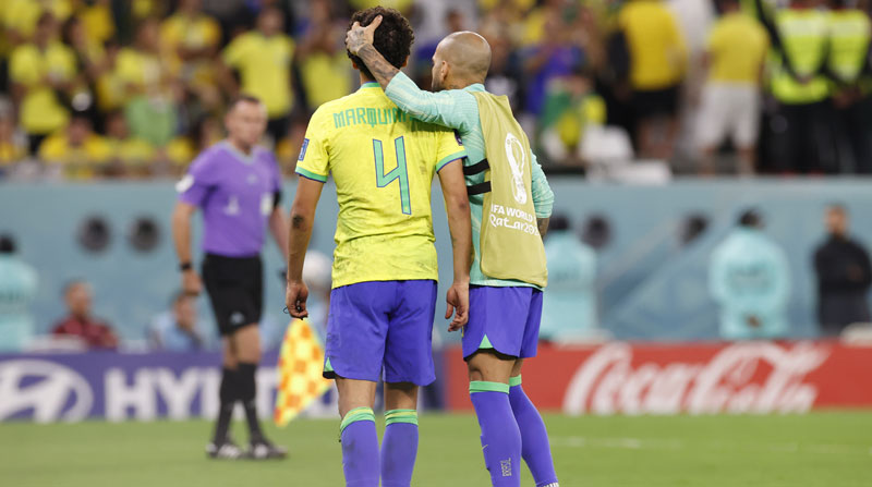 Daniel Alves (der.) consuela a Marquinhos después de la eliminación de de Brasil ante Croacia en el Mundial Qatar 2022. Foto: EFE