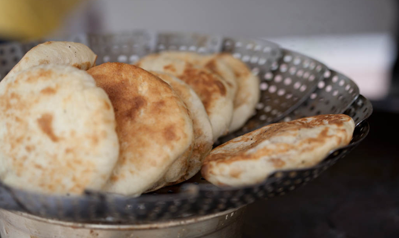 El pan marroquí se llama batbout y es  hecho con harina, muy frecuente en el mes de Ramadán. Cortesía
