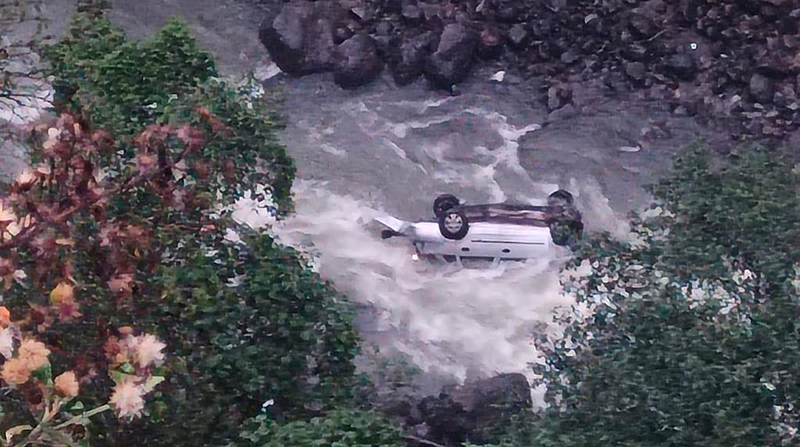 El vehículo cayó a un río desde una altura de aproximadamente 100 metros. Foto: Cortesía Bomberos Mejía