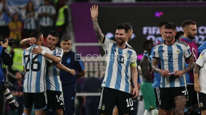 Messi saludando a la hinchada que festejaba junto a Argentina la victoria ante Australia. Foto: Diego Pallero / EL COMERCIO