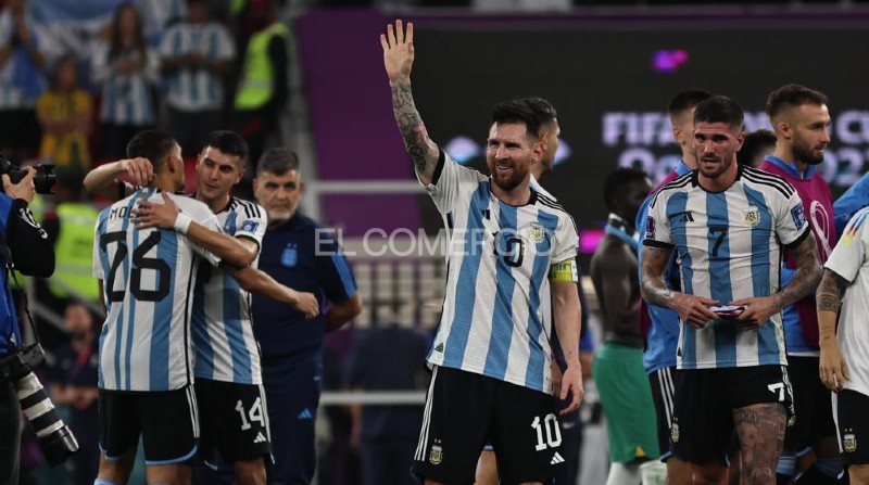 Messi saludando a la hinchada que festejaba junto a Argentina la victoria ante Australia. Foto: Diego Pallero / EL COMERCIO