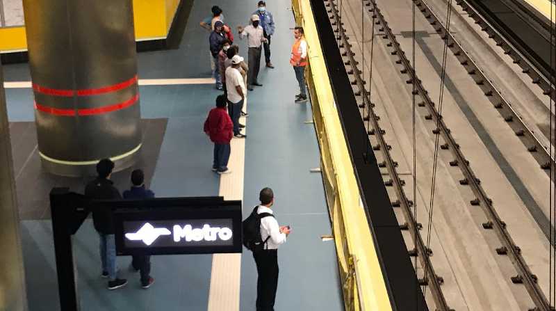 Imagen referencial. Vista del interior del Metro de Quito donde varios trabajadores recorren la estructura. Foto: Cortesía