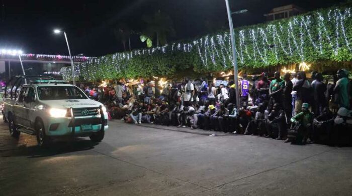 Migrantes indocumentados esperan este viernes, en el parque central de Tapachula en Chiapas (México). Foto: EFE/Juan Manuel Blanco