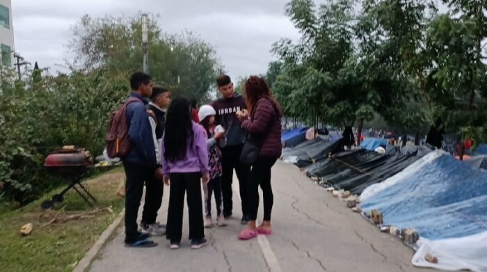 Imagen referencial. Migrantes en un campamento cerca del río Bravo en Matamoros. Foto: Twitter @emevenoticias