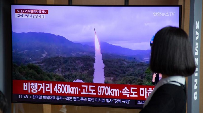 Foto de archivo de una mujer ve en la televisión el lanzamiento de un misil norcoreano. Foto: EFE