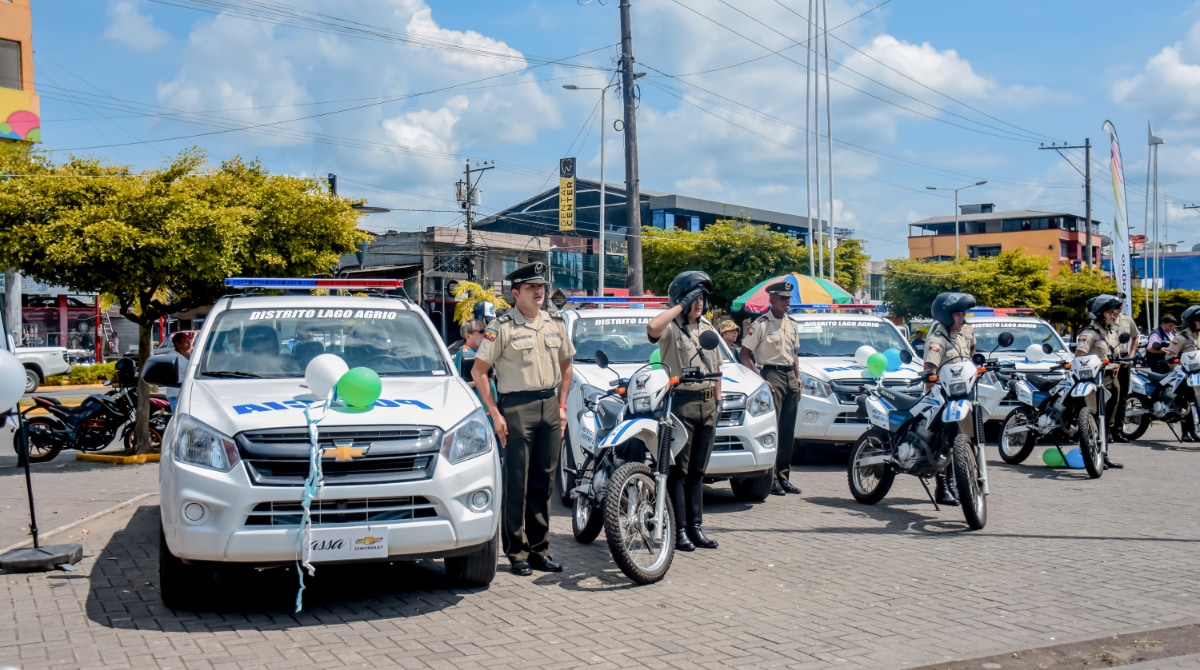 Policías de Lago Agrio recibieron patrulleros para combatir hechos delictivos. Foto: Cortesía