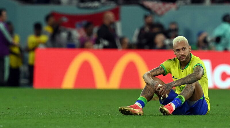 El delantero brasileño Neymar Jr lamenta la derrota ante Croacia tras su encuentro de cuartos de final del Mundial de Qatar 2022 en Doha (Catar). Foto: EFE.