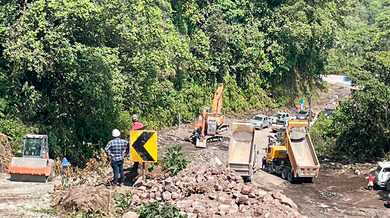 Las provincias de Napo y Sucumbíos quedaron incomunicadas tras el colapso de cerca de un kilómetro de calzada, el 10 de diciembre del 2021. Foto: Mtop