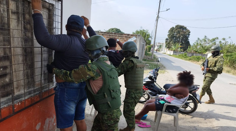 En zonas más violentas del país se realizan controles para contrarrestar las muertes violentas. Foto: Twitter FF.AA. Ecuador