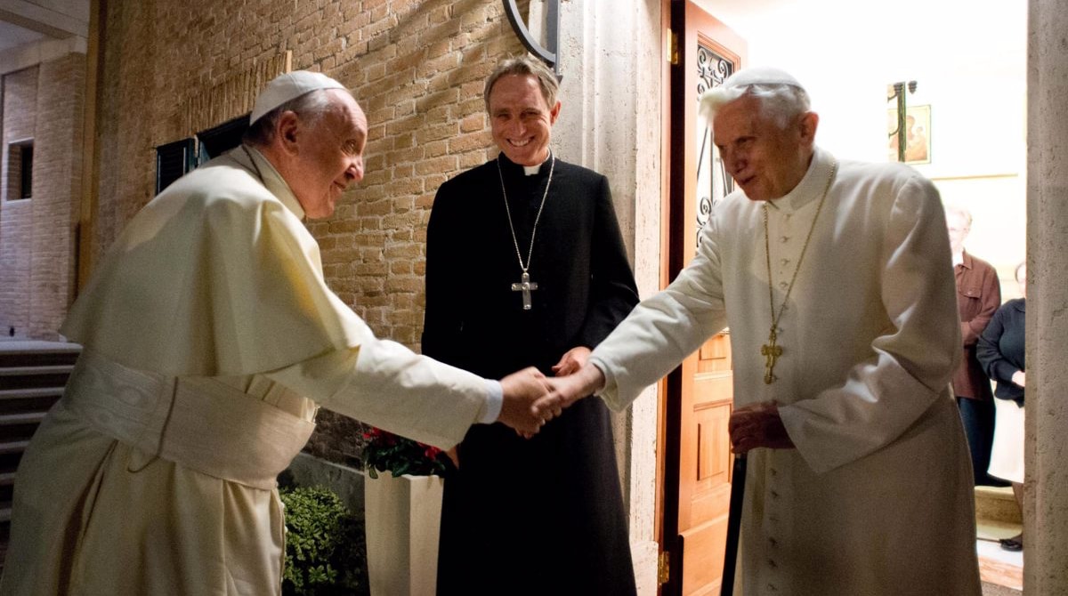 Imagen facilitada por el Osservatore Romano que muestra al papa Francisco (i), saludando a su predecesor, el papa emérito Benedicto XVI (d) en diciembre de 2013. Foto: EFE / L'osservatore Romano