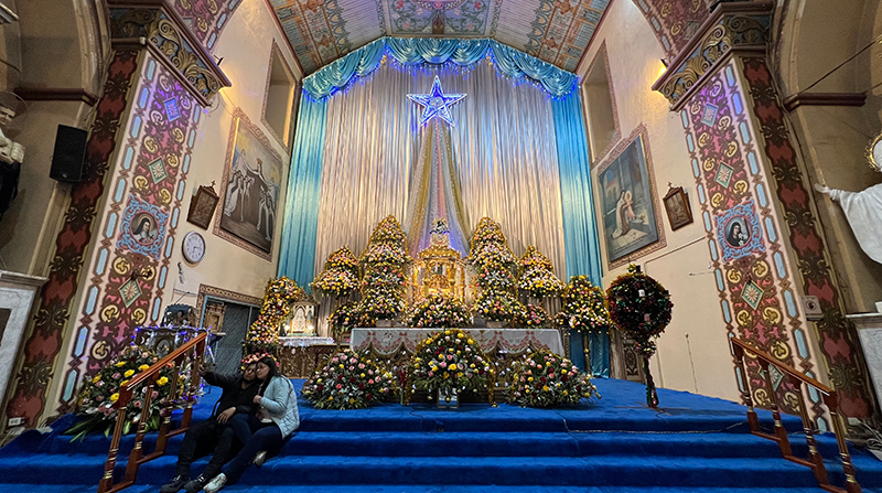 La imagen del Niño Viajero sobresale en el altar principal de la iglesia de El Carmen de la Asunción, ubicada en el Centro Histórico de Cuenca. Foto: Lineida Castillo / EL COMERCIO
