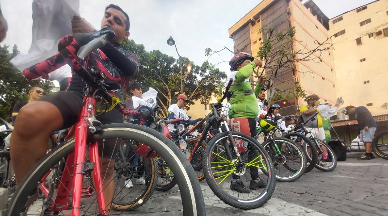 Desde el centro de Guayaquil partieron más de 50 ciclistas urbanos, quienes recorrieron diversos sectores de la urbe. Foto: Juan Carlos Holguín / El Comercio