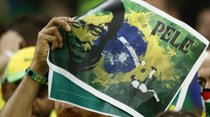 Un hincha de Brasil sostiene un cartel con la imagen del astro brasileño Pelé, en un partido de los cuartos de final del Mundial de Fútbol Qatar 2022. Foto: EFE