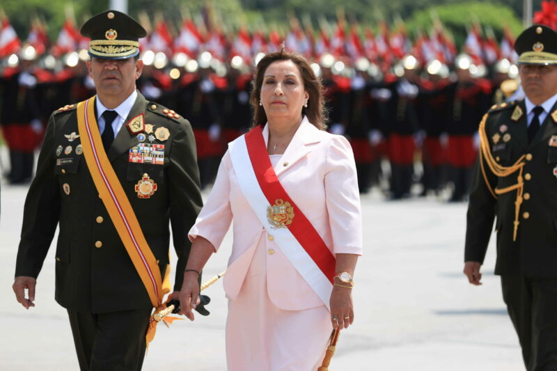 La presidenta de Perú, Dina Boluarte preside una ceremonia por la conmemoración de la Batalla de Ayacucho, cuando se celebra el Día del Ejército del país andino, en Lima (Perú). Foto: EFE.