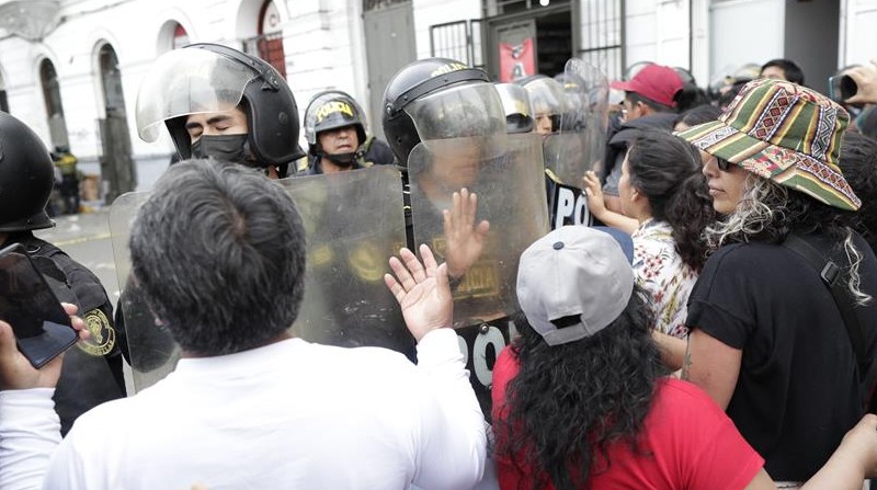 Varias personas se manifiestan durante la intervención policial a la Confederación Campesina del Perú (CCP), en Lima (Perú). Foto: EFE