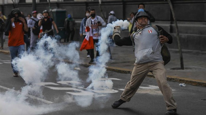 Manifestantes se enfrentan con la Policía y reclaman el cierre del Congreso y la convocatoria a elecciones generales en Lima (Perú). Foto: EFE
