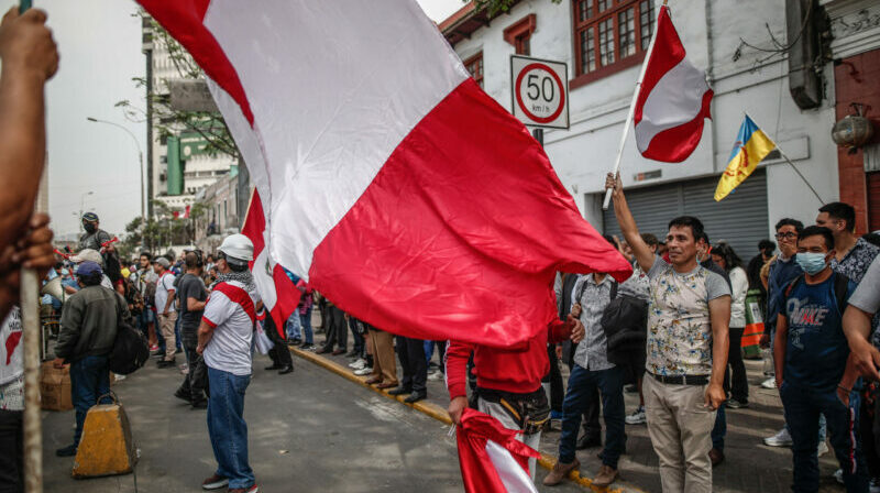Manifestantes permanecen a las afueras de la Prefectura donde se encuentra el presidente Pedro Castillo, en Lima (Perú). Foto: EFE.