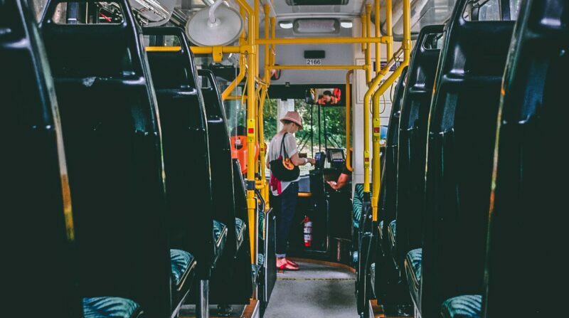 Imagen Referencial. El transporte urbano de Ambato es utilizado por 172 000 pasajeros a diario. Unas 30 000 personas consultadas no están de acuerdo con un alza de la tarifa. Foto: Pexels.