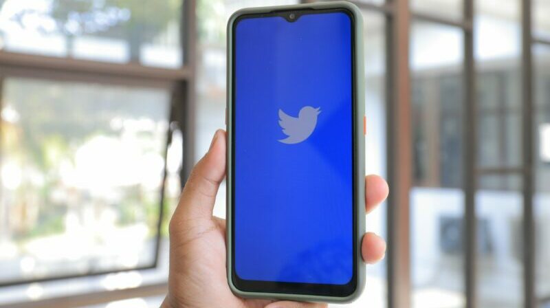 Twitter actualizó su formato de insignias, por el relanzamiento de Twitter Blue. Foto: Pexels.