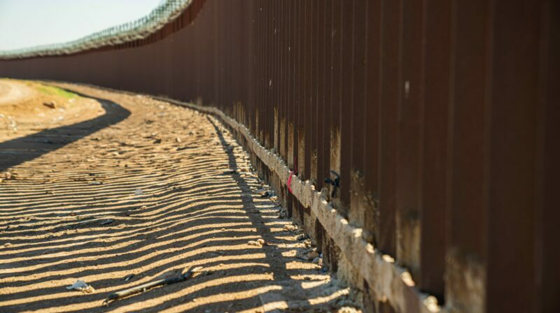 El gobernador de Arizona estaría utilizando contenedores para tapar ciertas aberturas en el muro fronterizo de México y EE.UU. Foto: Pexels.