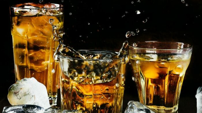 Imagen referencial. El chuchaqui puede ser evitado si se toma agua cuando se bebe alcohol. Foto: Pexels.