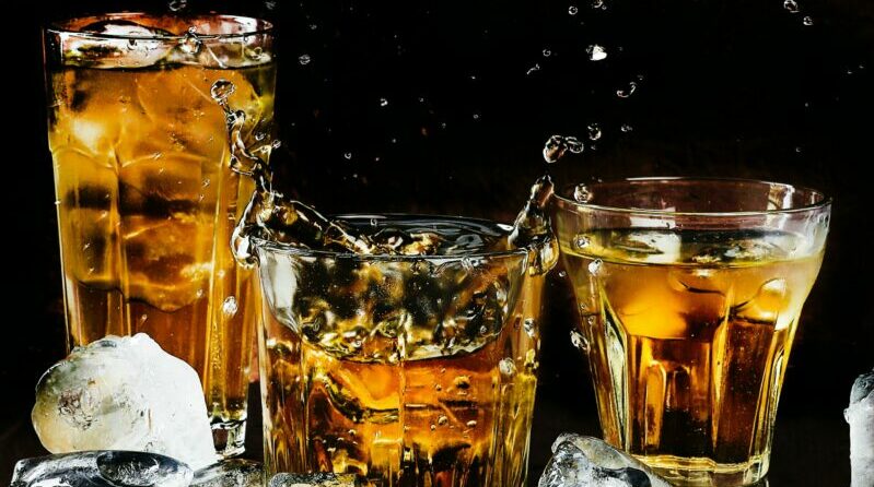 Imagen referencial. El chuchaqui puede ser evitado si se toma agua cuando se bebe alcohol. Foto: Pexels.