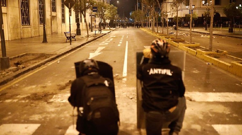 Manifestantes se enfrentan con la Policía en el centro de Lima (Perú). Foto: EFE