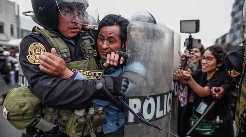 Manifestantes que respaldan al destituido presidente Pedro Castillo enfrentaron a la Policía en Lima (Perú). Foto: EFE/ Aldair Mejía