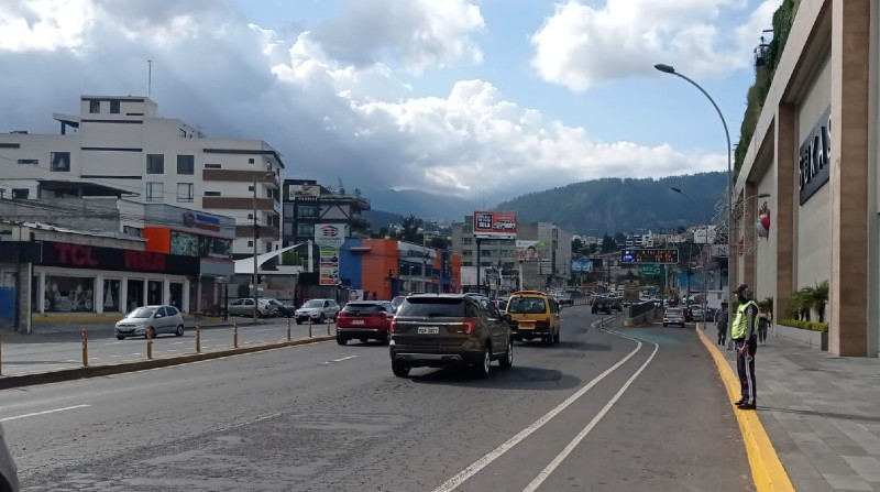 La restricción vehicular por el pico y placa en Quito rige de lunes a viernes Foto: AMT
