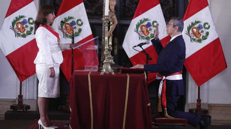 La presidenta de Perú, Dina Boluarte, toma juramento a su primer ministro, Pedro Miguel Ángulo Arana, durante una ceremonia en el Palacio de Gobierno de Lima (Perú). Foto: EFE/ Paolo Aguilar
