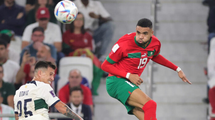 Youssef En-Nesyri (der.), de Marruecos, remata de cabeza en el partido ante Portugal en el Mundial Qatar 2022. Foto: EFE