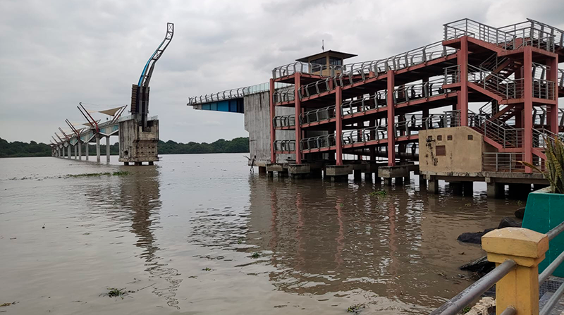 Una embarcación habría chocado contra el puente basculante Durán -Santay causando afectaciones en la estructura. Foto: Cortesía Gobernación del Guayas