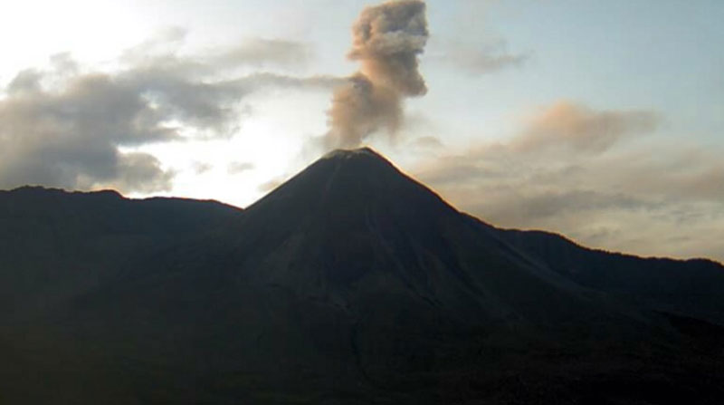 Las emisiones del volcán Reventador estuvieron acompañadas por bloques de incandescencia, señaló el Geofísico en su informe de este 20 de diciembre de 2022. Foto: Facebook IG