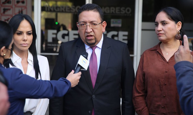 Virgilio Saquicela, Presidente de la Asamblea, acudió ayer con Marcela Holguín (correísmo) y Mireya Pazmiño (exPK) a la Fiscalía. Cortesía: Asamblea Nacional.