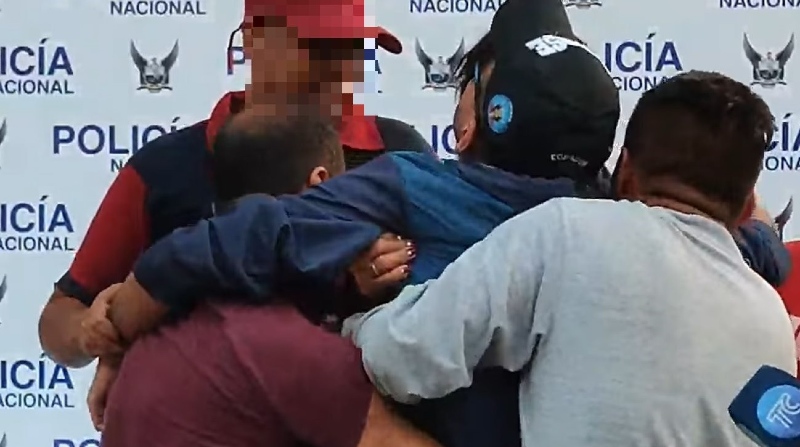 El ciudadano se desmayó al reencontrarse con su familia, luego de ser rescatado. Foto: Captura de video