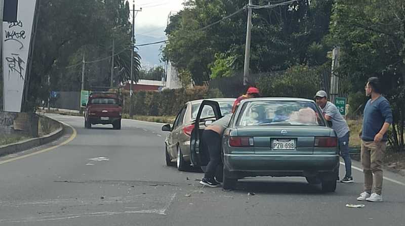 Dos carros se impactaron en la avenida Manuel Córdova Galarza, en Quito. Foto: Cortesía