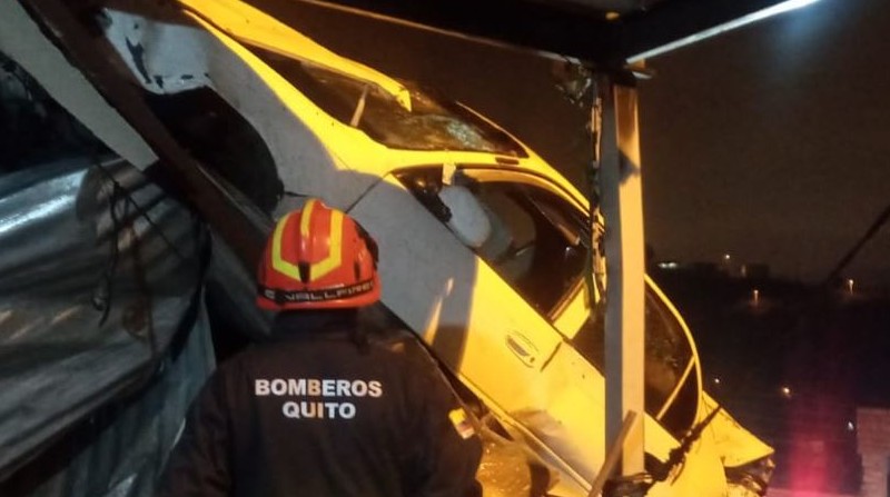 El auto quedó detenido de forma vertical, luego de caer sobre el techo de la casa. Foto: Cortesía Bomberos Quito