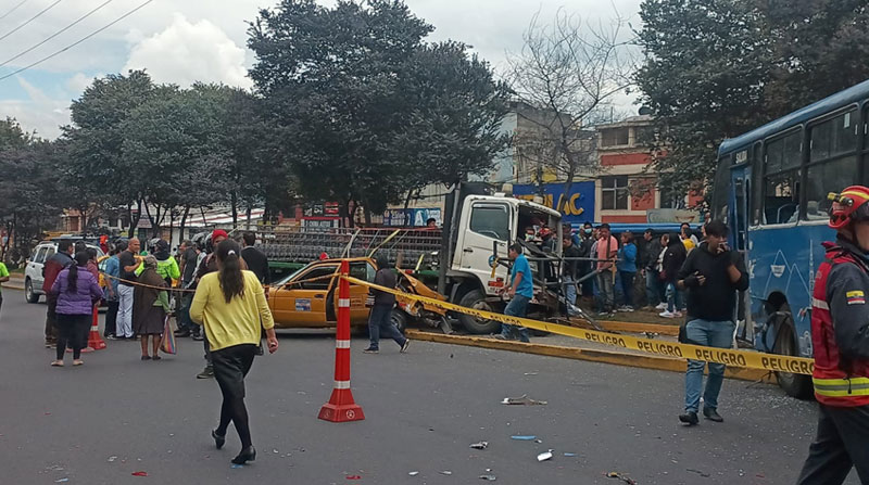 El siniestro de tránsito múltiple involucró a un taxi, un bus y una plataforma. Foto: Twitter Bomberos Quito