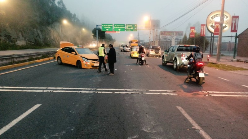 La AMT informó del siniestro en la avenida Simón Bolívar a las 06:15 de este 17 de diciembre de 2022. Dos vehículos se impactaron en el carril sur-norte. Foto: Twitter / AMT