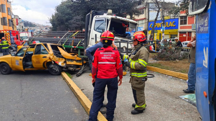 Los socorristas no han informado sobre personas afectadas en este siniestro de tránsito, pero se observaba que ciudadanos eran atendidos en el parterre de la avenida. Foto: Twitter Bomberos Quito