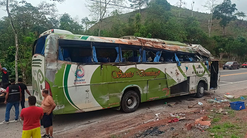El bus de la cooperativa Santa Domingo se volcó mientras cubría la ruta Santo Domingo- Convento, Foto: Cortesía