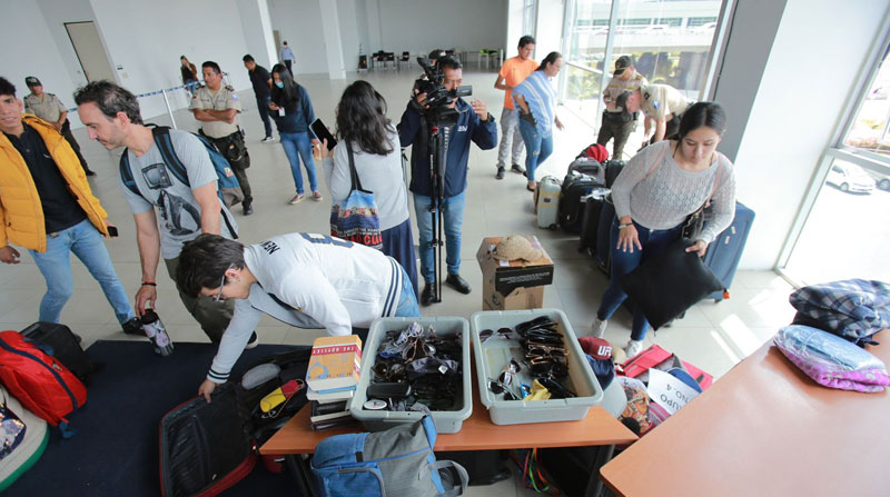 Las personas que participaron en la subasta compraron diferentes artículos que fueron olvidados en el Aeropuerto de Quito. Foto: Julio Estrella/ EL COMERCIO